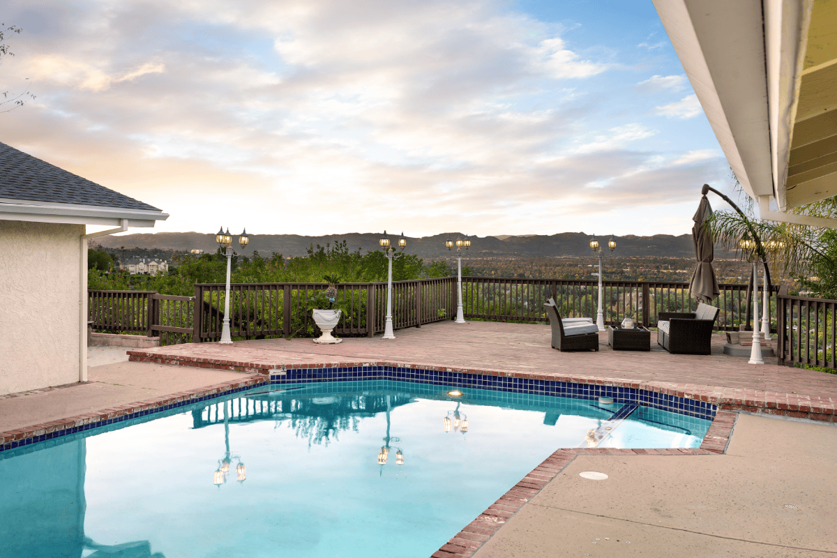Piscine-exterieur-vue-Maison-Investissement-immobilier-Horizon-Immo